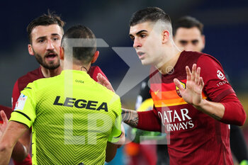 2021-02-28 - Gianluca Mancini (R) and Bryan Cristante (L) of Roma argue with the referee Marco Guida during the Italian championship Serie A football match between AS Roma and AC Milan on February 28, 2021 at Stadio Olimpico in Rome, Italy - Photo Federico Proietti / DPPI - AS ROMA AND AC MILAN - ITALIAN SERIE A - SOCCER