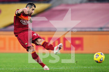 2021-02-28 - Henrikh Mkhitaryan of Roma kicks the ball during the Italian championship Serie A football match between AS Roma and AC Milan on February 28, 2021 at Stadio Olimpico in Rome, Italy - Photo Federico Proietti / DPPI - AS ROMA AND AC MILAN - ITALIAN SERIE A - SOCCER
