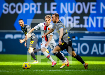 2021-02-28 - Christian Eriksen of FC Internazionale fights for the ball against Nicolò Rovella of Genoa CFC - FC INTERNAZIONALE VS GENOA CFC - ITALIAN SERIE A - SOCCER