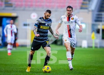 2021-02-28 - Marcelo Brozovic of FC Internazionale and Kevin Strootman of Genoa CFC in action - FC INTERNAZIONALE VS GENOA CFC - ITALIAN SERIE A - SOCCER