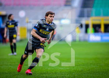 2021-02-28 - Nicolo Barella of FC Internazionale in action - FC INTERNAZIONALE VS GENOA CFC - ITALIAN SERIE A - SOCCER