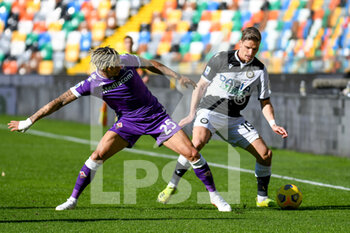 2021-02-28 - Jens Stryger Larsen (Udinese) in action against Kevin Malcuit (Fiorentina) - UDINESE CALCIO VS ACF FIORENTINA - ITALIAN SERIE A - SOCCER