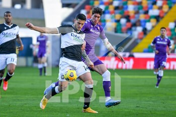 2021-02-28 - Kevin Bonifazi (Udinese) in action against Dusan Vlahovic (Fiorentina) - UDINESE CALCIO VS ACF FIORENTINA - ITALIAN SERIE A - SOCCER