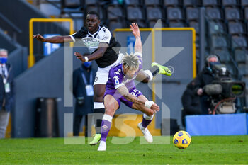 2021-02-28 - Kevin Malcuit (Fiorentina) in action against Jean-Victor Makengo (Udinese) - UDINESE CALCIO VS ACF FIORENTINA - ITALIAN SERIE A - SOCCER