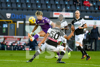2021-02-28 - Kevin Malcuit (Fiorentina) tries to score a goal hindered by Rodrigo Becao (Udinese) - UDINESE CALCIO VS ACF FIORENTINA - ITALIAN SERIE A - SOCCER
