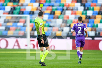 2021-02-28 - The referee of the match Manuel Volpi shows yellow card to Gaetano Castrovilli (Fiorentina) after the foul on Rodrigo De Paul (Udinese) - UDINESE CALCIO VS ACF FIORENTINA - ITALIAN SERIE A - SOCCER