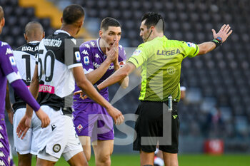 2021-02-28 - Nikola Milenkovic (Fiorentina) protests with the referee of the match Manuel Volpi - UDINESE CALCIO VS ACF FIORENTINA - ITALIAN SERIE A - SOCCER