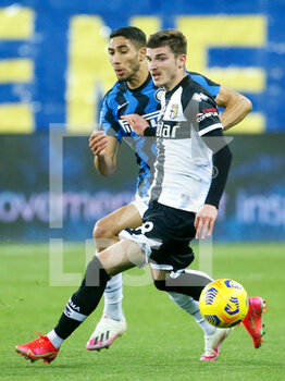 2021-03-04 - Dennis Man of Parma and Achraf Hakimi of FC Internazionale during the Italian championship Serie A football match between Parma Calcio and FC Internazionale on March 4, 2021 at Stadio Ennio Tardini in Parma, Italy - Photo Ciro Santangelo / Orange Pictures / DPPI - PARMA CALCIO AND FC INTERNAZIONALE - ITALIAN SERIE A - SOCCER