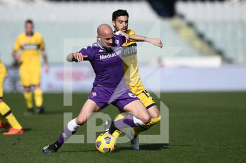 2021-03-07 - Borja Valero (ACF Fiorentina) in azione contrastato da Gaston Brugman (Parma Calcio) - ACF FIORENTINA VS PARMA CALCIO - ITALIAN SERIE A - SOCCER