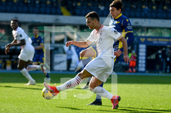 2021-03-07 - Diogo Dalot (Milan) carries the ball - HELLAS VERONA VS AC MILAN - ITALIAN SERIE A - SOCCER