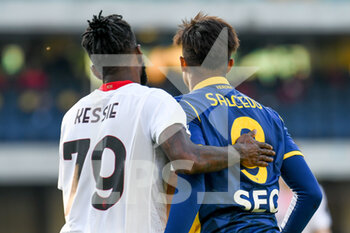 2021-03-07 - Franck Kessie (Milan) helps Eddie Salcedo (Hellas Verona) - HELLAS VERONA VS AC MILAN - ITALIAN SERIE A - SOCCER