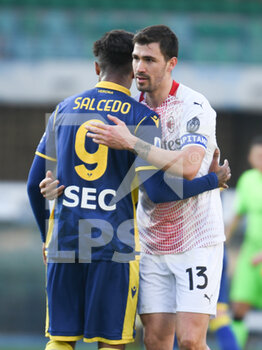 2021-03-07 - Alessio Romagnoli (Milan) hugs Eddie Salcedo (Hellas Verona) at the end of the match - HELLAS VERONA VS AC MILAN - ITALIAN SERIE A - SOCCER