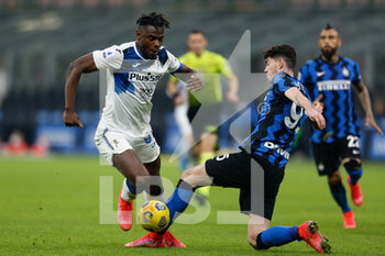 2021-03-08 - Duvan Zapata (Atalanta) e Alessandro Bastoni (FC Internazionale) contrasto - FC INTERNAZIONALE VS ATALANTA BC - ITALIAN SERIE A - SOCCER