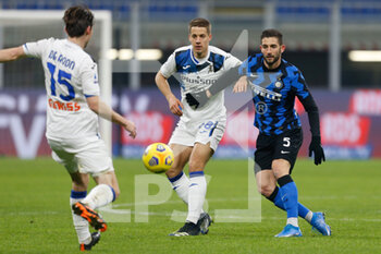 2021-03-08 - Roberto Gagliardini (FC Internazionale) e Mario Pasalic (Atalanta) si contendono il pallone con Marten De Roon (Atalanta) - FC INTERNAZIONALE VS ATALANTA BC - ITALIAN SERIE A - SOCCER