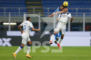 2021-03-08 - Cristian Romero (Atalanta) e Stefan De Vrij (FC Internazionale) contrasto aereo - FC INTERNAZIONALE VS ATALANTA BC - ITALIAN SERIE A - SOCCER