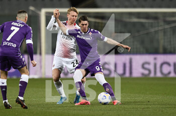 2021-03-21 - Dusan Vlahovic of ACF Fiorentina in action against Simon Kjaer of AC Milan  - ACF FIORENTINA VS AC MILAN - ITALIAN SERIE A - SOCCER
