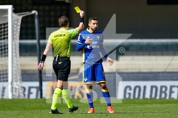 2021-03-21 - Luca Pairetto of Nichelino (Referee match) shows yellow card to both Federico Ceccherini  (Hellas Verona FC) 
 - HELLAS VERONA VS ATALANTA BC - ITALIAN SERIE A - SOCCER