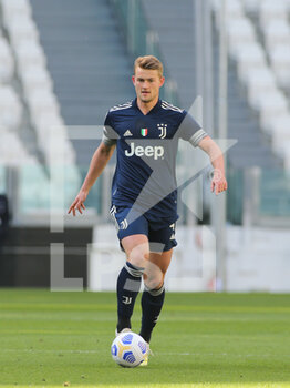2021-03-21 - Matthijs De Ligt (Juventus FC) controls the ball - JUVENTUS FC VS BENEVENTO CALCIO - ITALIAN SERIE A - SOCCER