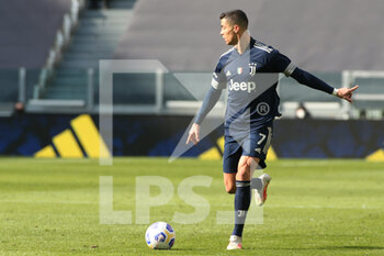 2021-03-21 - Cristiano Ronaldo (Juventus FC) pointing with finger, controls the ball, about to kick it - JUVENTUS FC VS BENEVENTO CALCIO - ITALIAN SERIE A - SOCCER