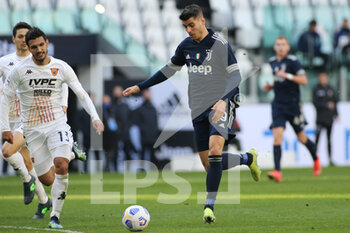 2021-03-21 - Alvaro Morata (Juventus FC) in dangerous action - JUVENTUS FC VS BENEVENTO CALCIO - ITALIAN SERIE A - SOCCER