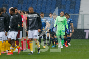 2021-04-03 - Giocatori entrano in campo sotto la pioggia - ATALANTA VS UDINESE - ITALIAN SERIE A - SOCCER