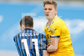 2021-04-03 - Jens Stryger Larsen (Udinese Calcio) e Remo Freuler (Atalanta) scontro - ATALANTA VS UDINESE - ITALIAN SERIE A - SOCCER