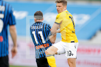 2021-04-03 - Jens Stryger Larsen (Udinese Calcio) e Remo Freuler (Atalanta) scontro - ATALANTA VS UDINESE - ITALIAN SERIE A - SOCCER