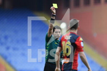 2021-04-03 - The Referee of the match Fabio Maresca of Napoli, Yellow card for Miha Zajc (Genoa) - GENOA CFC VS ACF FIORENTINA - ITALIAN SERIE A - SOCCER