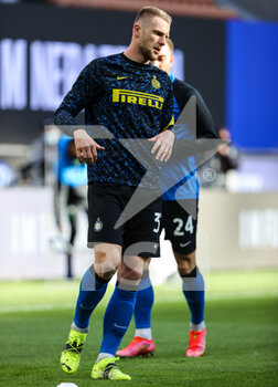 2021-04-07 - Milan Skriniar of FC Internazionale warms up during the Serie A 2020/21 football match between FC Internazionale vs US Sassuolo at the San Siro Stadium, Milan, Italy on April 07, 2021 - Photo FCI / Fabrizio Carabelli - INTER - FC INTERNAZIONALE VS US SASSUOLO - ITALIAN SERIE A - SOCCER
