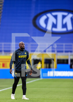 2021-04-07 - Romelu Lukaku of FC Internazionale warms up with New Brand IMINTER during the Serie A 2020/21 football match between FC Internazionale vs US Sassuolo at the San Siro Stadium, Milan, Italy on April 07, 2021 - Photo FCI / Fabrizio Carabelli - INTER - FC INTERNAZIONALE VS US SASSUOLO - ITALIAN SERIE A - SOCCER