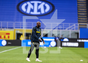 2021-04-07 - Romelu Lukaku of FC Internazionale warms up with New Brand IMINTER during the Serie A 2020/21 football match between FC Internazionale vs US Sassuolo at the San Siro Stadium, Milan, Italy on April 07, 2021 - Photo FCI / Fabrizio Carabelli - INTER - FC INTERNAZIONALE VS US SASSUOLO - ITALIAN SERIE A - SOCCER