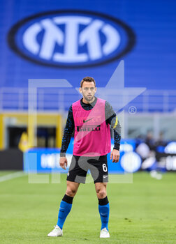 2021-04-07 - Stefan de Vrij of FC Internazionale warms up with New Brand IMINTER during the Serie A 2020/21 football match between FC Internazionale vs US Sassuolo at the San Siro Stadium, Milan, Italy on April 07, 2021 - Photo FCI / Fabrizio Carabelli - INTER - FC INTERNAZIONALE VS US SASSUOLO - ITALIAN SERIE A - SOCCER