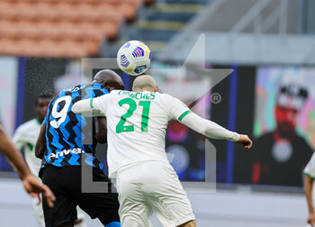 2021-04-07 - Romelu Lukaku of FC Internazionale scores a goal during the Serie A 2020/21 football match between FC Internazionale vs US Sassuolo at the San Siro Stadium, Milan, Italy on April 07, 2021 - Photo FCI / Fabrizio Carabelli - INTER - FC INTERNAZIONALE VS US SASSUOLO - ITALIAN SERIE A - SOCCER