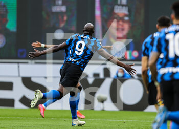 2021-04-07 - Romelu Lukaku of FC Internazionale celebrates after scoring a goal during the Serie A 2020/21 football match between FC Internazionale vs US Sassuolo at the San Siro Stadium, Milan, Italy on April 07, 2021 - Photo FCI / Fabrizio Carabelli - INTER - FC INTERNAZIONALE VS US SASSUOLO - ITALIAN SERIE A - SOCCER