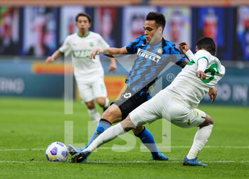 2021-04-07 - Lautaro Martínez of FC Internazionale fights for the ball against Rogerio of US Sassuolo during the Serie A 2020/21 football match between FC Internazionale vs Sassuolo at the San Siro Stadium, Milan, Italy on April 07, 2021 - Photo FCI / Fabrizio Carabelli - INTER - FC INTERNAZIONALE VS US SASSUOLO - ITALIAN SERIE A - SOCCER