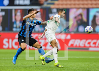 2021-04-07 - Lautaro Martínez of FC Internazionale fights for the ball against Jeremy Toljan of US Sassuolo during the Serie A 2020/21 football match between FC Internazionale vs US Sassuolo at the San Siro Stadium, Milan, Italy on April 07, 2021 - Photo FCI / Fabrizio Carabelli - INTER - FC INTERNAZIONALE VS US SASSUOLO - ITALIAN SERIE A - SOCCER