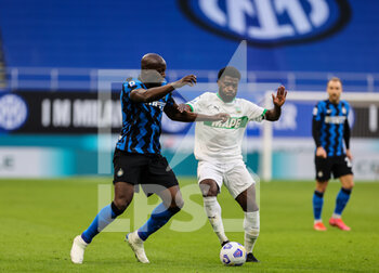 2021-04-07 - Romelu Lukaku of FC Internazionale fights for the ball against Jeremie Boga of US US Sassuolo during the Serie A 2020/21 football match between FC Internazionale vs Sassuolo at the San Siro Stadium, Milan, Italy on April 07, 2021 - Photo FCI / Fabrizio Carabelli - INTER - FC INTERNAZIONALE VS US SASSUOLO - ITALIAN SERIE A - SOCCER