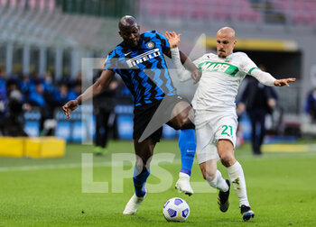 2021-04-07 - Romelu Lukaku of FC Internazionale fights for the ball against Vlad Chiriches of US Sassuolo during the Serie A 2020/21 football match between FC Internazionale vs US Sassuolo at the San Siro Stadium, Milan, Italy on April 07, 2021 - Photo FCI / Fabrizio Carabelli - INTER - FC INTERNAZIONALE VS US SASSUOLO - ITALIAN SERIE A - SOCCER