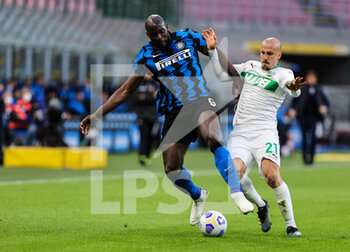 2021-04-07 - Romelu Lukaku of FC Internazionale fights for the ball against Vlad Chiriches of US Sassuolo during the Serie A 2020/21 football match between FC Internazionale vs US Sassuolo at the San Siro Stadium, Milan, Italy on April 07, 2021 - Photo FCI / Fabrizio Carabelli - INTER - FC INTERNAZIONALE VS US SASSUOLO - ITALIAN SERIE A - SOCCER