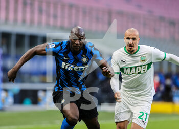 2021-04-07 - Romelu Lukaku of FC Internazionale and Vlad Chiriches of US Sassuolo in action during the Serie A 2020/21 football match between FC Internazionale vs US Sassuolo at the San Siro Stadium, Milan, Italy on April 07, 2021 - Photo FCI / Fabrizio Carabelli - INTER - FC INTERNAZIONALE VS US SASSUOLO - ITALIAN SERIE A - SOCCER