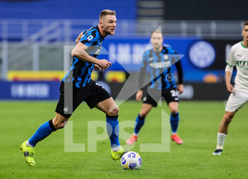 2021-04-07 - Milan Skriniar of FC Internazionale in action during the Serie A 2020/21 football match between FC Internazionale vs US Sassuolo at the San Siro Stadium, Milan, Italy on April 07, 2021 - Photo FCI / Fabrizio Carabelli - INTER - FC INTERNAZIONALE VS US SASSUOLO - ITALIAN SERIE A - SOCCER