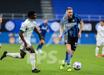 2021-04-07 - Milan Skriniar of FC Internazionale and Jeremie Boga of US Sassuolo in action during the Serie A 2020/21 football match between FC Internazionale vs US Sassuolo at the San Siro Stadium, Milan, Italy on April 07, 2021 - Photo FCI / Fabrizio Carabelli - INTER - FC INTERNAZIONALE VS US SASSUOLO - ITALIAN SERIE A - SOCCER