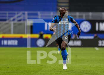 2021-04-07 - Romelu Lukaku of FC Internazionale in action during the Serie A 2020/21 football match between FC Internazionale vs US Sassuolo at the San Siro Stadium, Milan, Italy on April 07, 2021 - Photo FCI / Fabrizio Carabelli - INTER - FC INTERNAZIONALE VS US SASSUOLO - ITALIAN SERIE A - SOCCER