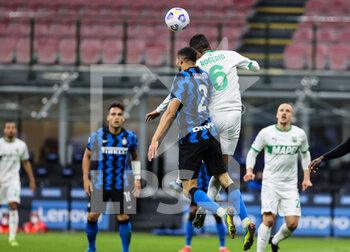 2021-04-07 - Achraf Hakimi of FC Internazionale fights for the ball against Rogerio of US Sassuolo during the Serie A 2020/21 football match between FC Internazionale vs US Sassuolo at the San Siro Stadium, Milan, Italy on April 07, 2021 - Photo FCI / Fabrizio Carabelli - INTER - FC INTERNAZIONALE VS US SASSUOLO - ITALIAN SERIE A - SOCCER