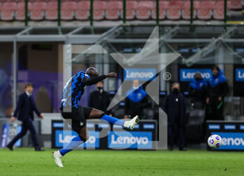 2021-04-07 - Romelu Lukaku of FC Internazionale in action during the Serie A 2020/21 football match between FC Internazionale vs US Sassuolo at the San Siro Stadium, Milan, Italy on April 07, 2021 - Photo FCI / Fabrizio Carabelli - INTER - FC INTERNAZIONALE VS US SASSUOLO - ITALIAN SERIE A - SOCCER