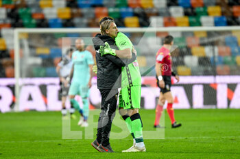 2021-04-10 - Davide Nicola (Coach Torino FC) hugs Juan Musso (Udinese) at the end of the match - UDINESE CALCIO VS TORINO FC - ITALIAN SERIE A - SOCCER