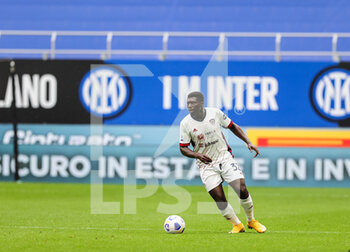 2021-04-11 - Alfred Duncan of Cagliari Calcio in action during the Serie A 2020/21 football match between FC Internazionale vs Cagliari Calcio at the Giuseppe Meazza Stadium, Milan, Italy on April 11, 2021 - Photo FCI / Fabrizio Carabelli - INTER - FC INTERNAZIONALE VS CAGLIARI CALCIO - ITALIAN SERIE A - SOCCER