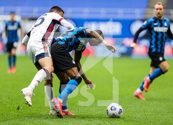 2021-04-11 - Ashley Young of FC Internazionale fights for the ball against Gabriele Zappa of Cagliari Calcio nduring the Serie A 2020/21 football match between FC Internazionale vs Cagliari Calcio at the Giuseppe Meazza Stadium, Milan, Italy on April 11, 2021 - Photo FCI / Fabrizio Carabelli - INTER - FC INTERNAZIONALE VS CAGLIARI CALCIO - ITALIAN SERIE A - SOCCER