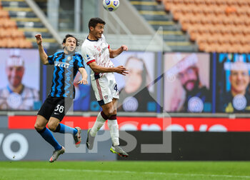 2021-04-11 - Matteo Darmian of FC Internazionale fights for the ball against Andrea Carboni of Cagliari Calcio during the Serie A 2020/21 football match between FC Internazionale vs Cagliari Calcio at the Giuseppe Meazza Stadium, Milan, Italy on April 11, 2021 - Photo FCI / Fabrizio Carabelli - INTER - FC INTERNAZIONALE VS CAGLIARI CALCIO - ITALIAN SERIE A - SOCCER