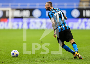 2021-04-11 - Marcelo Brozovic of FC Internazionale in action during the Serie A 2020/21 football match between FC Internazionale vs Cagliari Calcio at the Giuseppe Meazza Stadium, Milan, Italy on April 11, 2021 - Photo FCI / Fabrizio Carabelli - INTER - FC INTERNAZIONALE VS CAGLIARI CALCIO - ITALIAN SERIE A - SOCCER